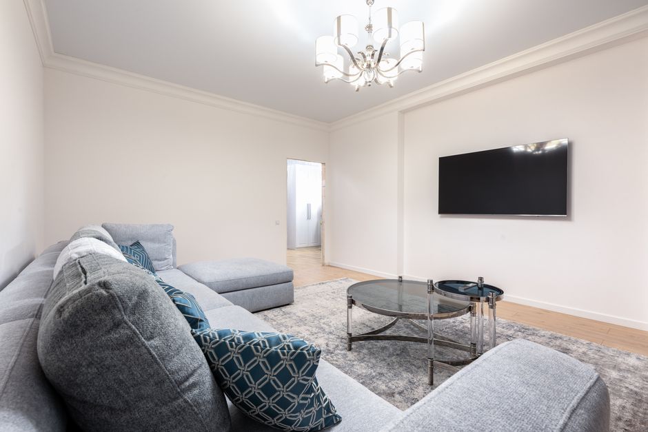 Lesklý strop so svetelnou líniou, obývačka 28 m²